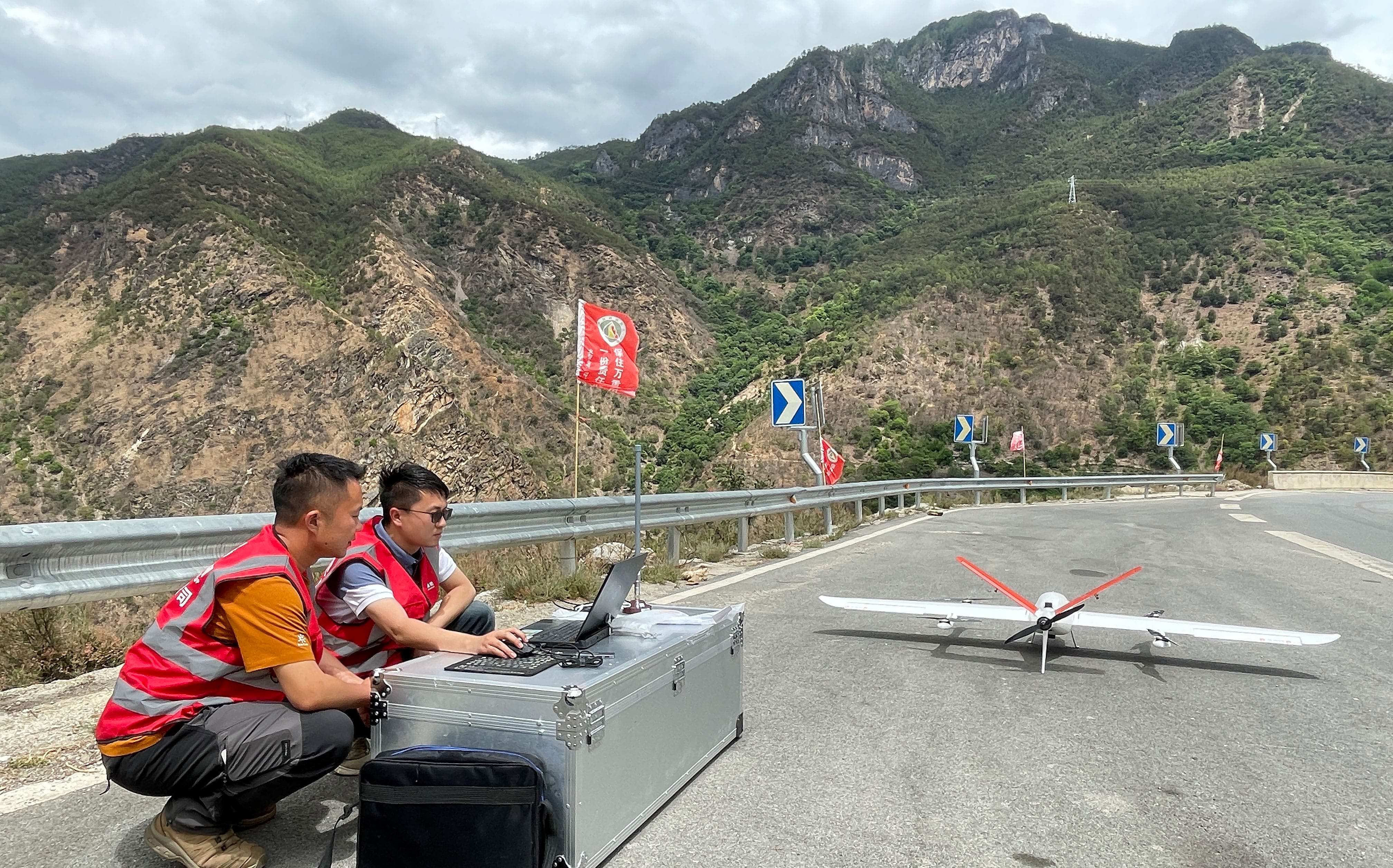 攀西公司织好地灾防治“防护网”，，，，打好抗震救灾“自动仗”