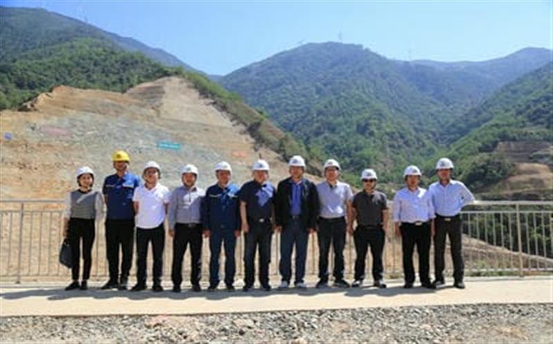 省js6666zs金沙投资集团董事长陈贵林、总工程师李仕荣深入德昌县大陆槽稀土矿调研