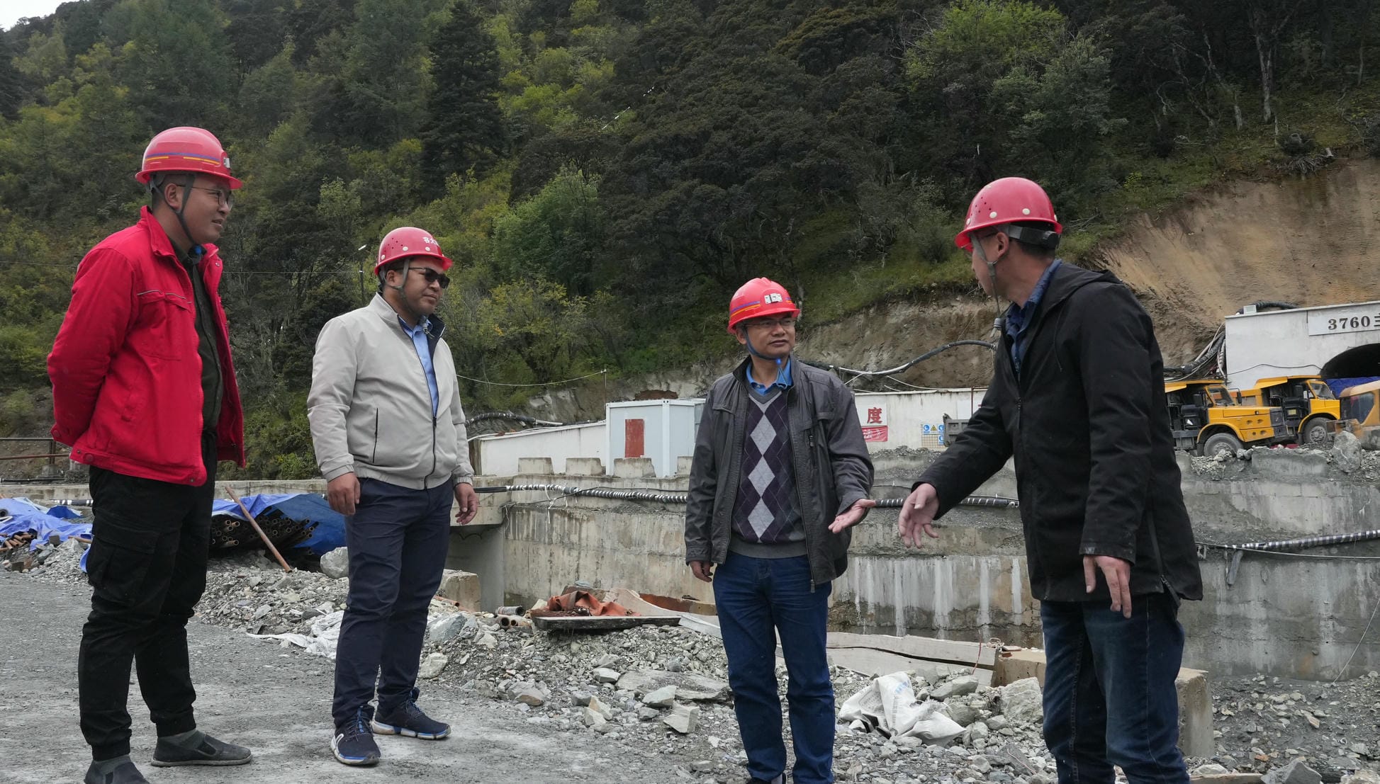 区调队检查组赴项目一线检查事情，，并与省第七地质大队交流座谈