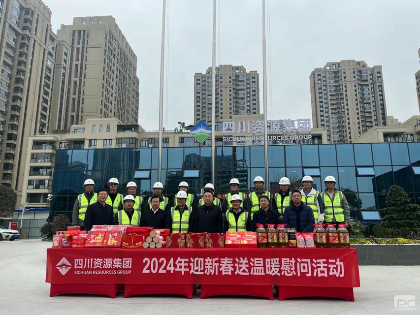 集团党委副书记、副董事长、总司理江涛一行到蜀通建设集团一线项目开展慰问走访运动