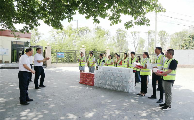 集团向导到测绘公司宣贯省委十二届五次全会精神，，，，，开展夏送清凉运动